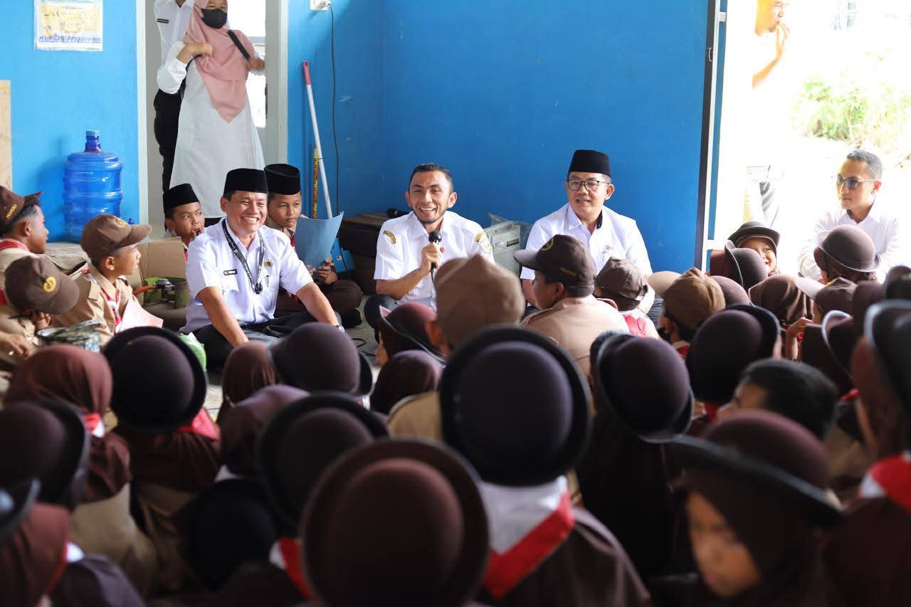 Wawako Allex saat berikan edukasi pada pelajar  SD N 14 Padang Panjang Timur.